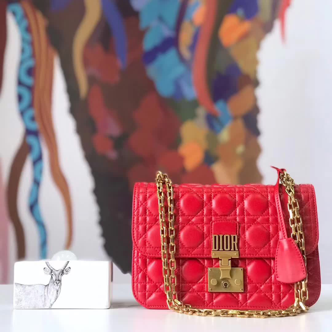 【原版皮】迪奥/Dior 链条包，选用小羊皮绗缝藤格纹，饰以精致又摩登复古品牌标识锁扣，很有年代感，搭配链条肩带，真是perfect
