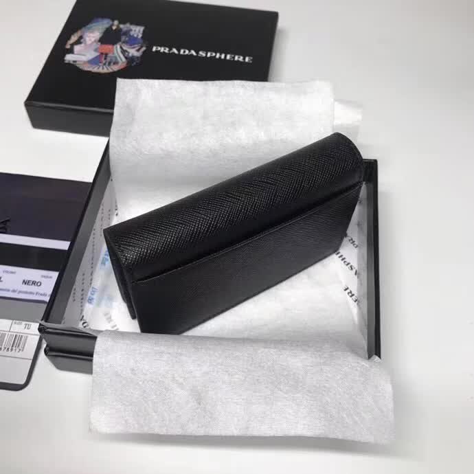 【原版皮】普拉达/Prada 男士卡包，选用十字纹牛皮裁制而成，版型立挺，精湛走线均匀整齐，油边顺滑，做工精致如图可见，款号：2MC122