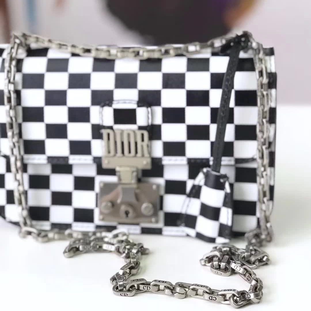 【原版皮】迪奥/Dior 链条包，黑白格之间的搭配，显得这个包格外有特色，饰以精致又摩登复古品牌标识锁扣，很有年代感，搭配链条肩带，真是perfect，款号：M5816