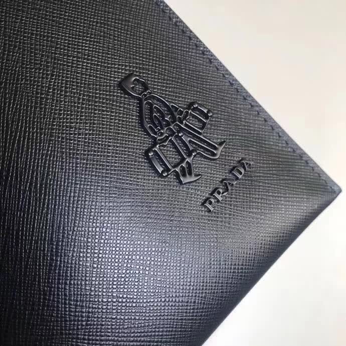 【原版皮】普拉达/Prada 男士手包，选用十字纹小牛皮裁制而成，边角点缀同色小公仔徽标，尽显高档时尚，低调而又奢华，款号：2NG005