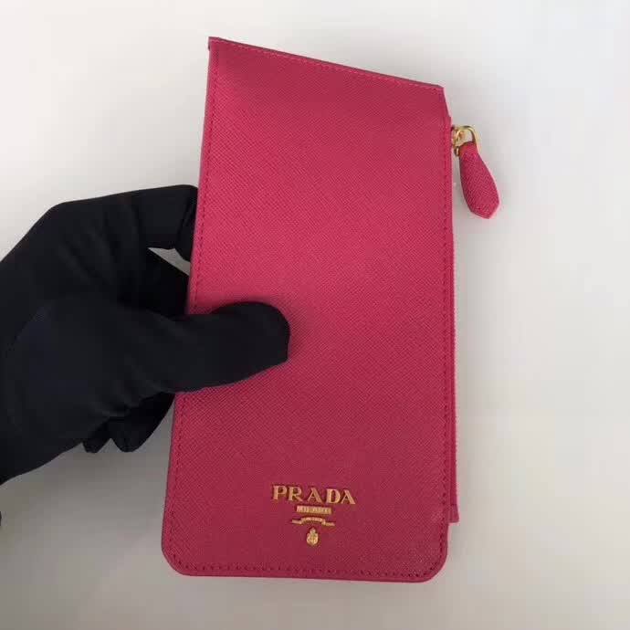 【原版皮】普拉达/Prada 卡包，男女通用款，选用十字纹牛皮裁制而成，点缀金色散字唛徽标，超大容量