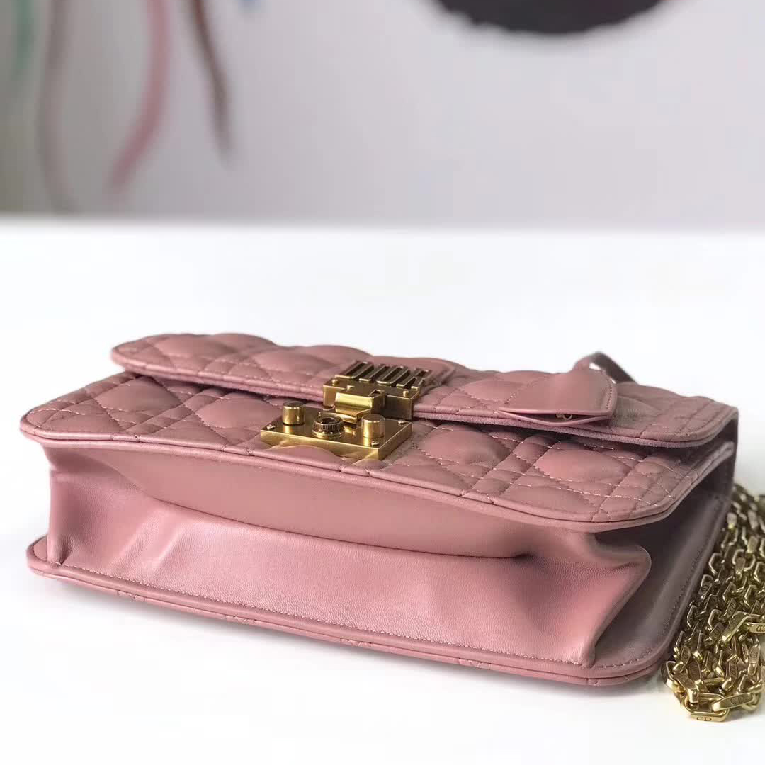 【原版皮】迪奥/Dior 链条包，选用小羊皮绗缝藤格纹，饰以精致又摩登复古品牌标识锁扣，很有年代感，搭配链条肩带，真是perfect