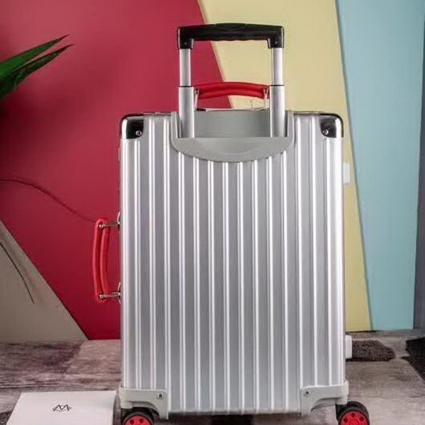 日默瓦/Rimowa 旅行箱，全​铝​镁‎合金，经典款​的新版‎本，彩色皮质把手，购买就送透明套，4个轮子，2个手把，绑带，想怎么换就怎么换，永远是街头机场最靓的你