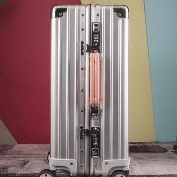 日默瓦/Rimowa 旅行箱，全​铝​镁‎合金，经典款​的新版‎本，彩色皮质把手，购买就送透明套，4个轮子，2个手把，绑带，想怎么换就怎么换，永远是街头机场最靓的你