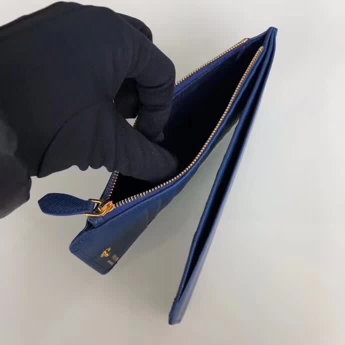 【原版皮】普拉达/Prada 卡包，男女通用款，选用十字纹牛皮裁制而成，点缀金色散字唛徽标，超大容量