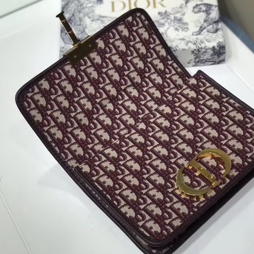 【原版皮】迪奥/Dior 30 MONTAIGNE手袋，选用Oblique提花帆布搭配同色系牛皮皮革裁制而成，饰以标志性“CD”字母锁扣，背面点缀30 Montaigne立体压印装饰，款号：M9203