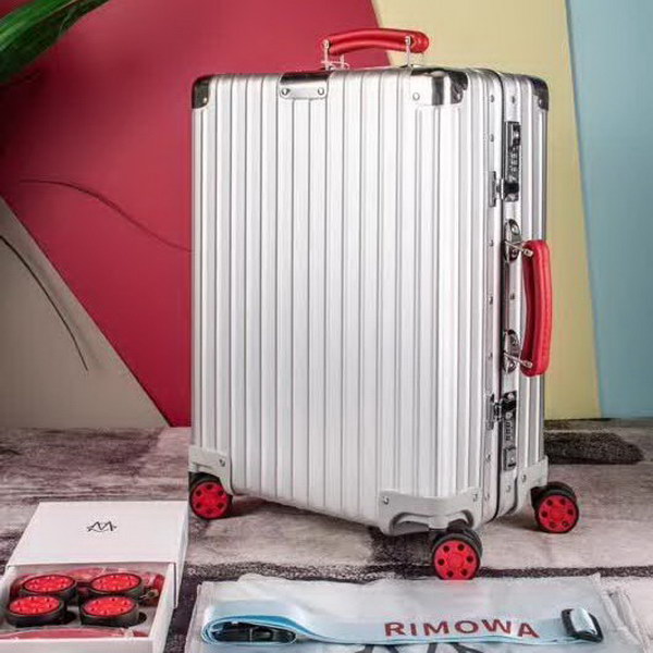 日默瓦/Rimowa 旅行箱，全​铝​镁‎合金，经典款​的新版‎本，彩色皮质把手，购买就送透明套，4个轮子，2个手把，绑带，想怎么换就怎么换，永远是街头机场最靓的你
