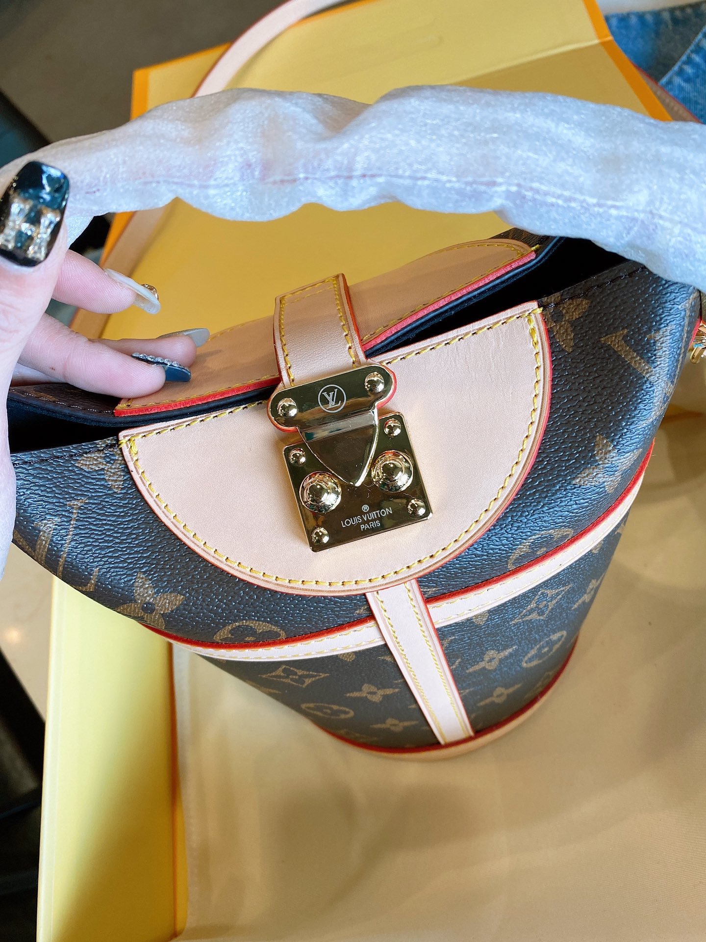 LOUIS VUITTON LB5912005020109 size: 22x15x20cm