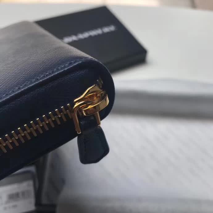 【原版皮】普拉达/Prada 拉链钱夹，选用十字纹小牛皮裁制而成，正面点缀金色散字徽标，尽显高档时尚，低调而又奢华，款号：1ML506