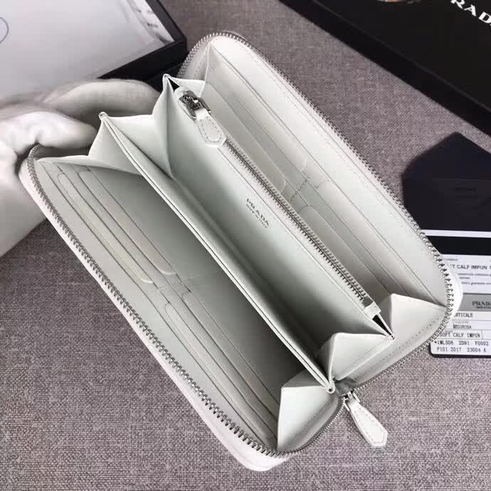 【原版皮】普拉达/Prada 拉链钱夹，选用纳帕牛皮裁制而成，点缀散字唛徽标，精湛走线均匀整齐，款号：1ML506