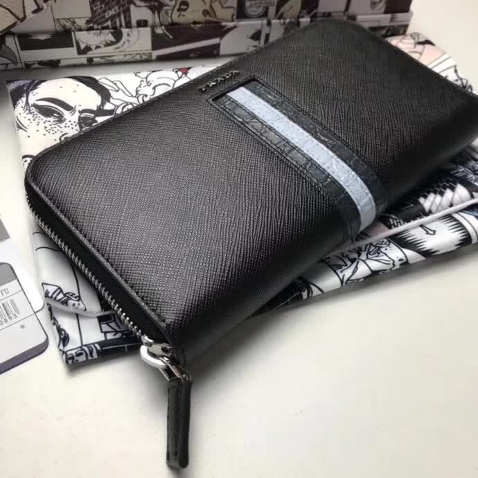 【原版皮】普拉达/Prada 拉链钱夹，选用十字纹小牛皮镶嵌彩带鳄鱼纹裁制而成，经典之作，简单时尚，款号：2ML317