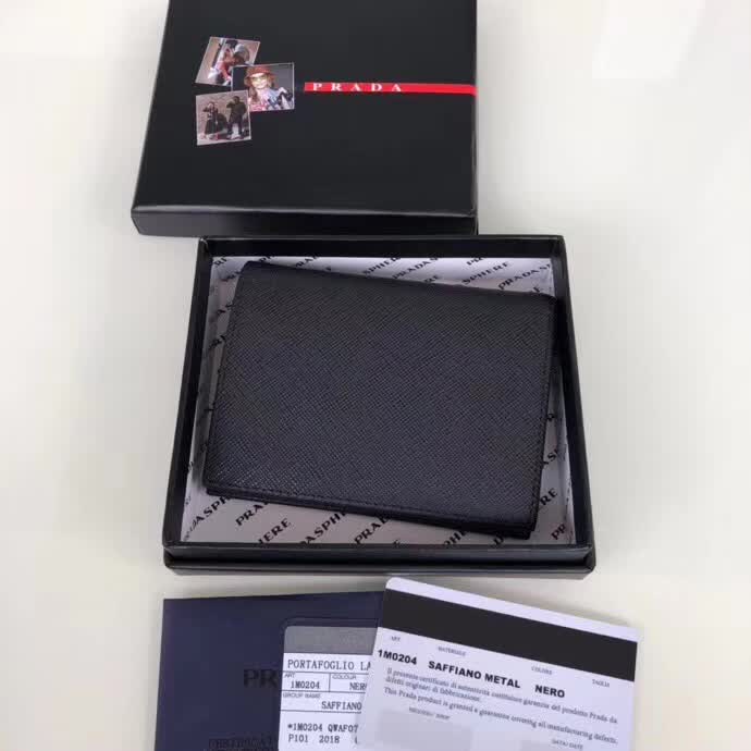 【原版皮】普拉达/Prada 短款钱夹，选用十字纹小牛皮裁制而成，点缀金色散字唛徽标，简单实用，提升个人品味的一款，款号：1M0204