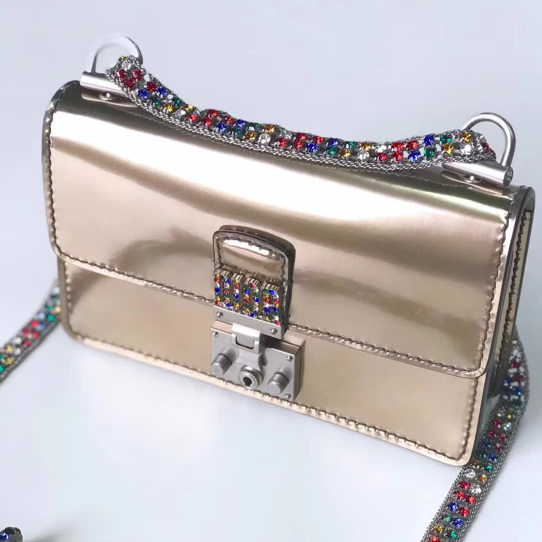 【原版皮】迪奥/Dior 链条包，选用光滑漆牛皮裁制而成，饰以点缀彩色钻粒的品牌标识字母锁扣，设计很特别，不容易撞款，链条缀满彩色钻粒，美得不要不要的，款号：5817