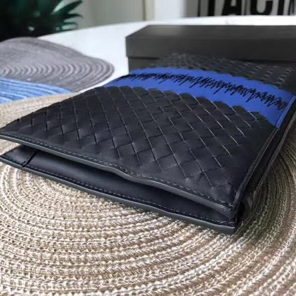 【原版皮】宝缇嘉/Bottega Veneta 手包，经典爆款，选用打蜡牛皮裁制而成，点缀刺绣格纹图案，款号：30629