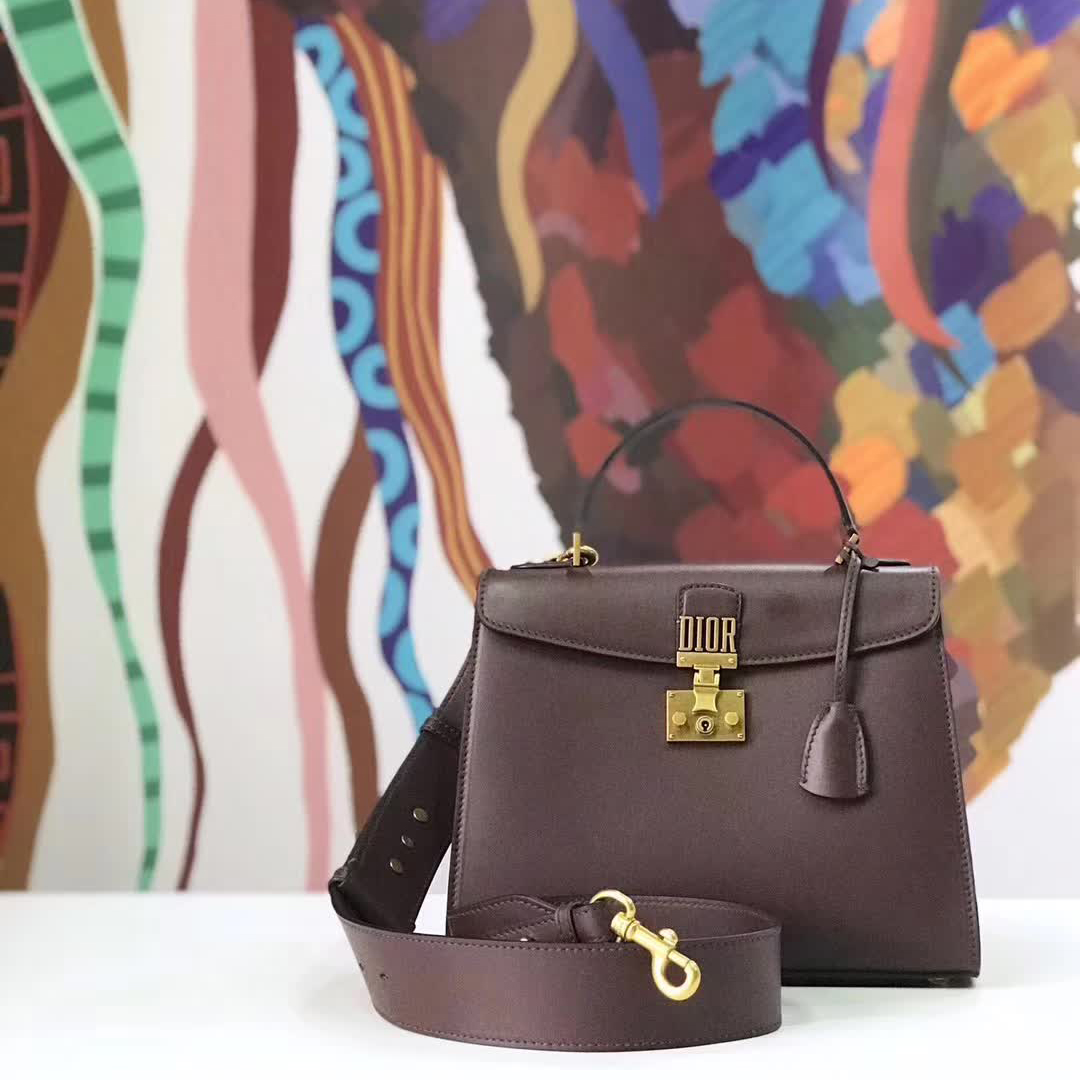 【原版皮】迪奥/Dior 手提包，选用平纹小牛皮裁制而成，饰以品牌标识字母锁扣，低调奢华，简约时尚