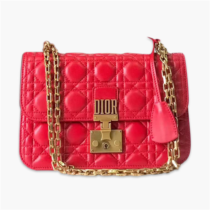 【原版皮】迪奥/Dior 链条包，选用小羊皮绗缝藤格纹，饰以精致又摩登复古品牌标识锁扣，很有年代感，搭配链条肩带，真是perfect