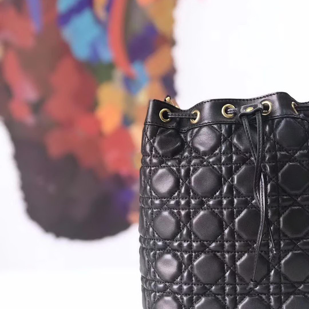 【原版皮】迪奥/Dior 水桶包，选用柔软羊皮精心裁制而成，整个包身绗缝藤格纹，看起来帅气又低调