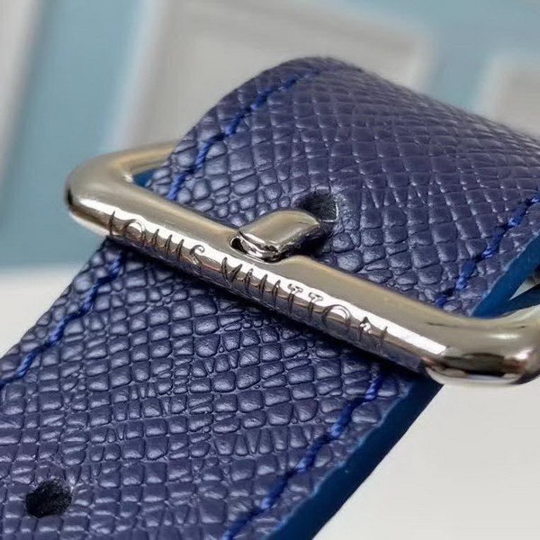 【原版皮】路易威登/LV Roman邮差包，取材深染Taiga皮革，映现Articles De Voyage Malletier标识，追忆硬箱内部的首款标签，内外各设一个贴袋，款号：M30362