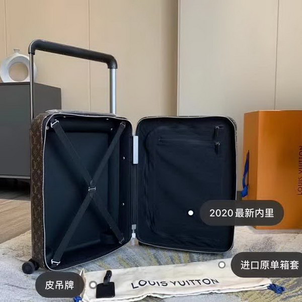 路易威登/LV Horizon 50拉杆箱，以个性创意革传奇经典，为标志性Monogram帆布点缀旅行贴饰，皮革边角保护和超大外置拉杆丰富智慧细节，打造优雅且实用的旅行伴侣