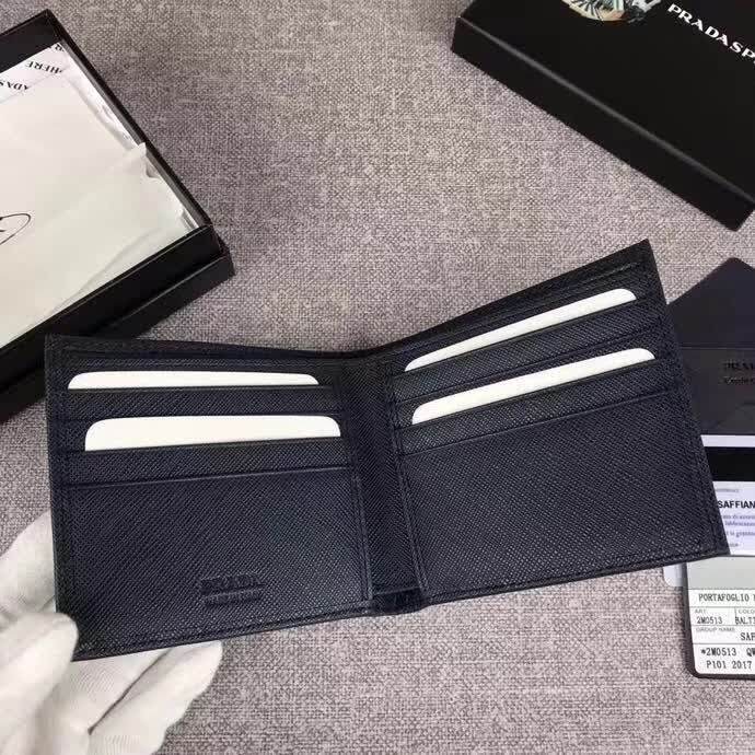 【原版皮】普拉达/Prada 短款钱夹，选用十字纹小牛皮裁制而成，边角点缀三角唛，经典之作，简单时尚，款号：2M0513