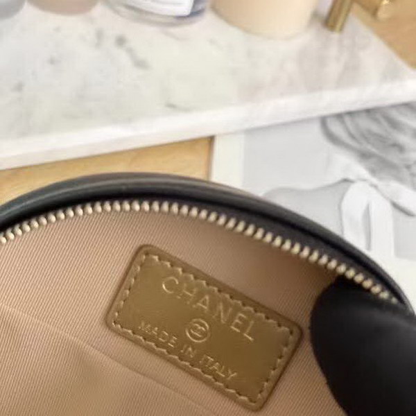 【原版皮】香奈儿/Chanel 金球系列小圆饼包，采用小羊皮精心裁制而成，柔软细腻搭配这季最火爆的链条，神奇的小金球能控制肩带长短，平时出门带的口红车钥匙纸巾都能放，款号：AS0366