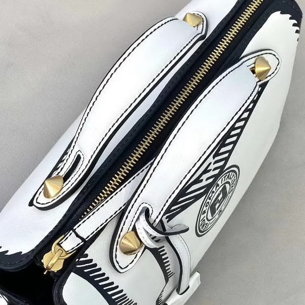 【原版皮】芬迪/Fendi 加州天空系列手提波士顿包，以撞色黑色图形轮廓，营造二维效果，白色皮革进口原料制作，单拉链轻松开，内部宽敞，配有提手和可调节肩带，斜挎手提皆，挂饰，字母肩带需另行购买，款号： 2580