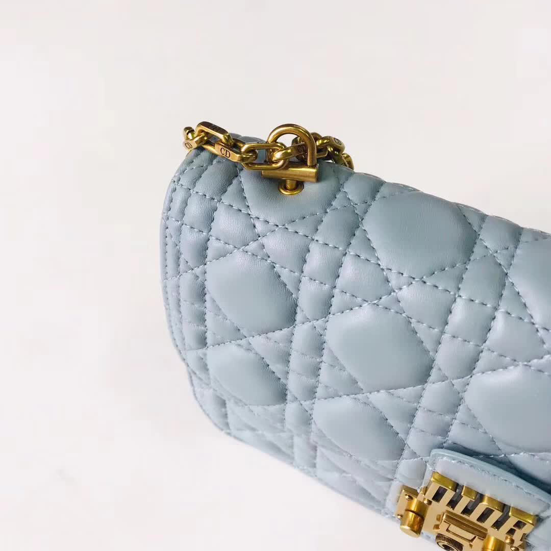 【原版皮】迪奥/Dior 链条包，选用小羊皮绗缝藤格纹，饰以精致又摩登复古品牌标识锁扣，很有年代感，搭配链条肩带，真是perfect