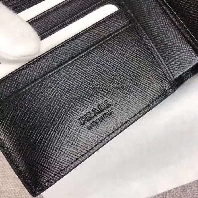 【原版皮】普拉达/Prada 短款钱夹，选用十字纹小牛皮裁制而成，饰以同色系小公仔，经典之作，简单时尚，款号：2M0513