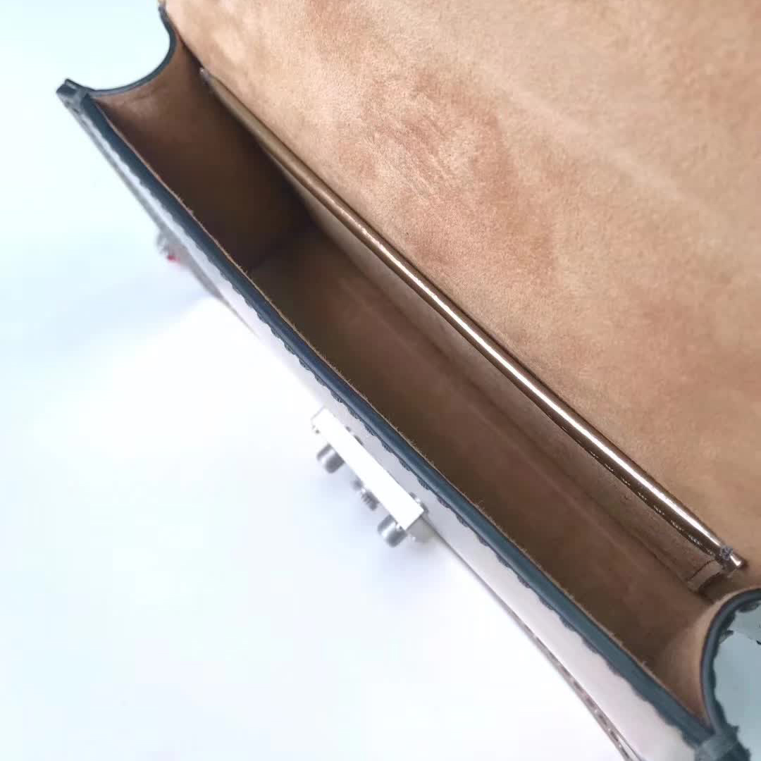 【原版皮】迪奥/Dior 链条包，选用光滑漆牛皮裁制而成，饰以点缀彩色钻粒的品牌标识字母锁扣，设计很特别，不容易撞款，链条缀满彩色钻粒，美得不要不要的，款号：5817