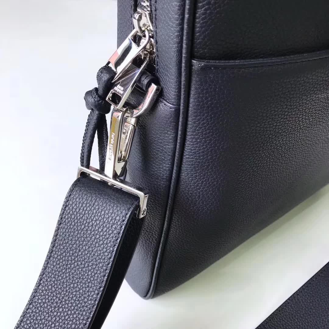 【原版皮】迪奥/Dior 男士公文包，选用粒面纹小牛皮裁制而成，采用传统工艺，是现代男士携带各类日常数据与文件的尚佳选择