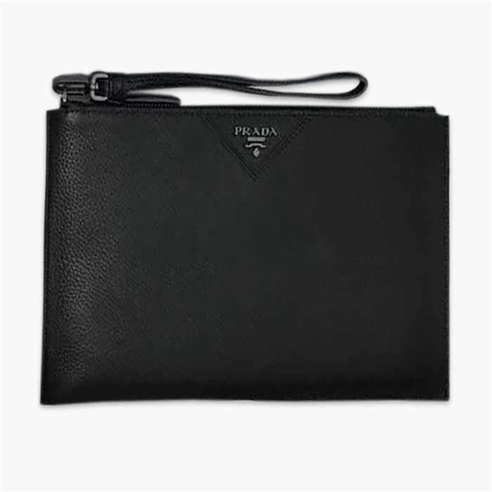 【原版皮】普拉达/Prada 男士手包，选用十字纹小牛皮裁制而成，正面点缀品牌三角散字徽标，款号：2NG05V