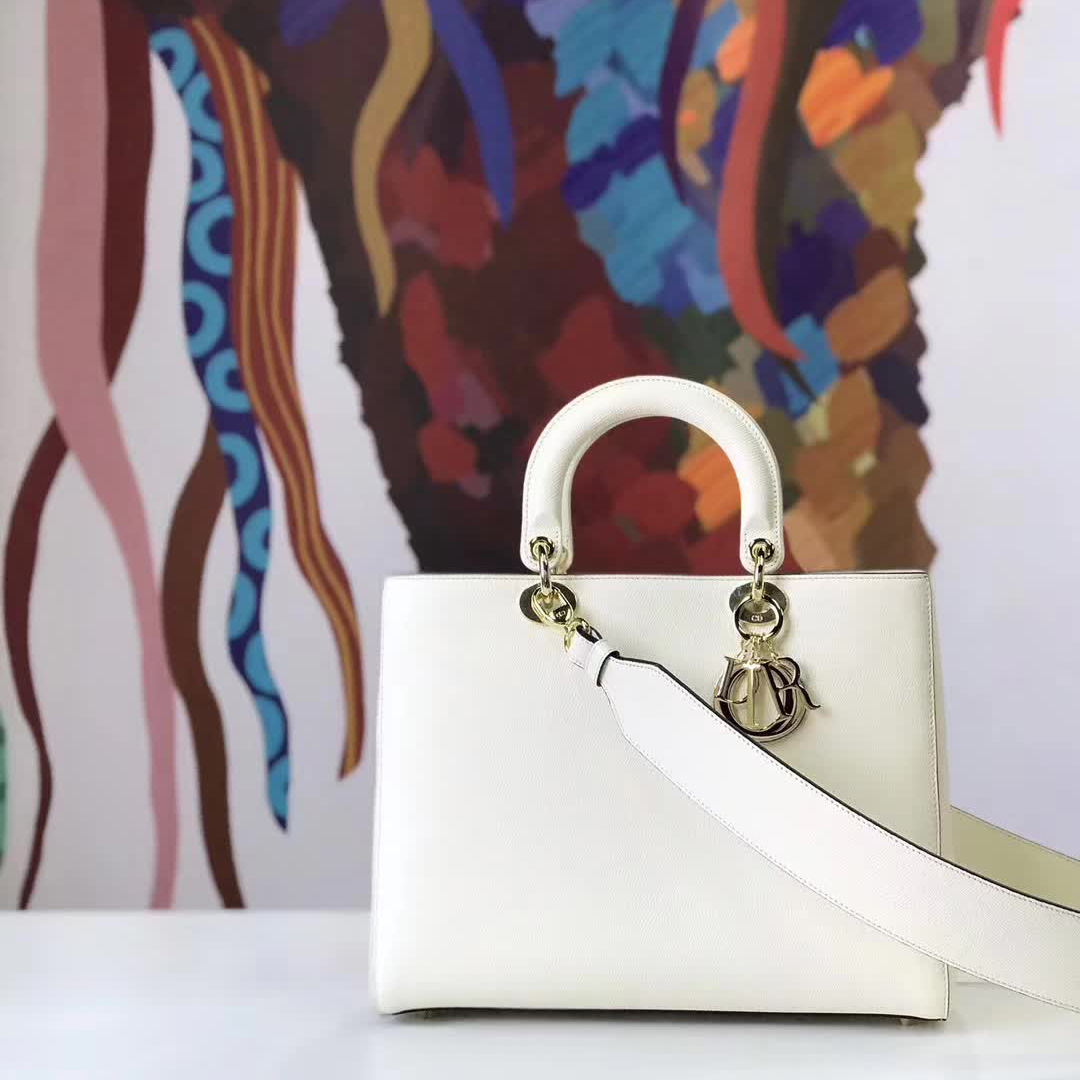 【原版皮】迪奥/Dior 手提包，选用手掌纹小牛皮裁制而成，缀以品牌标识吊坠，搭配宽肩带更有特色，简约时尚