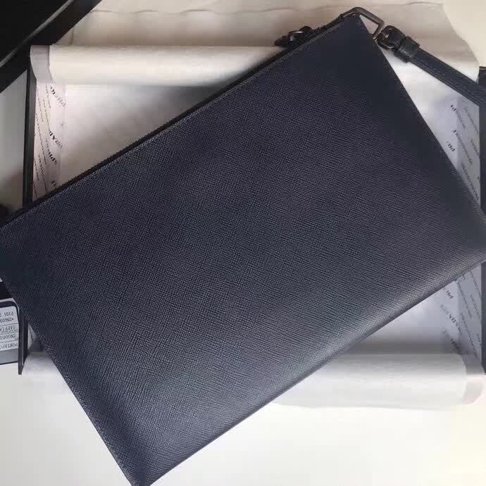 【原版皮】普拉达/Prada 男士手包，选用十字纹小牛皮裁制而成，边角点缀同色小公仔徽标，尽显高档时尚，低调而又奢华，款号：2NG005