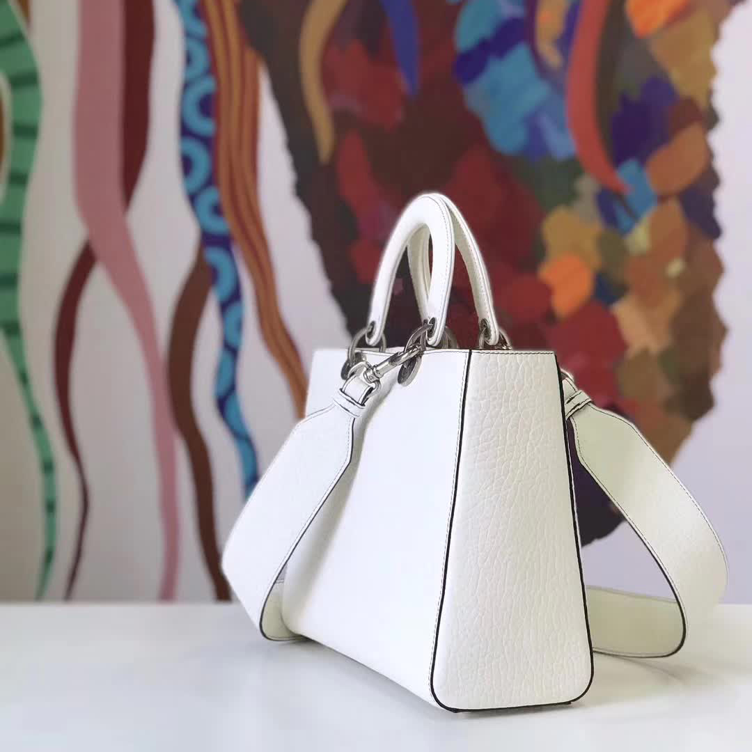 【原版皮】迪奥/Dior 手提包，选用大象纹小牛皮裁制而成，缀以品牌标识吊坠，搭配宽肩带更有特色，简约时尚