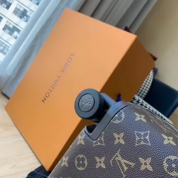 路易威登/LV Horizon 50拉杆箱，每一处设计细节无不散发出创新与轻盈的风格，全新的TSA箱锁到史上尤其舒适的旅行箱滚轮，以足以放入客舱的小巧尺寸提供令人惊异的高容量