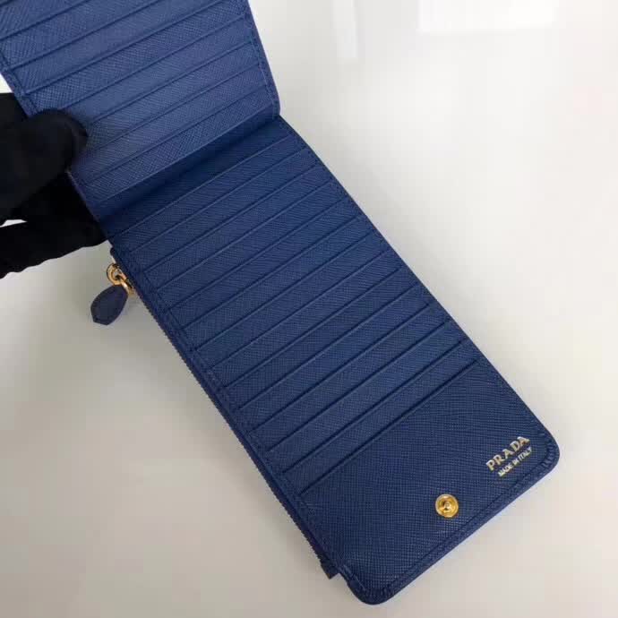 【原版皮】普拉达/Prada 卡包，男女通用款，选用十字纹牛皮裁制而成，点缀金色散字唛徽标，超大容量