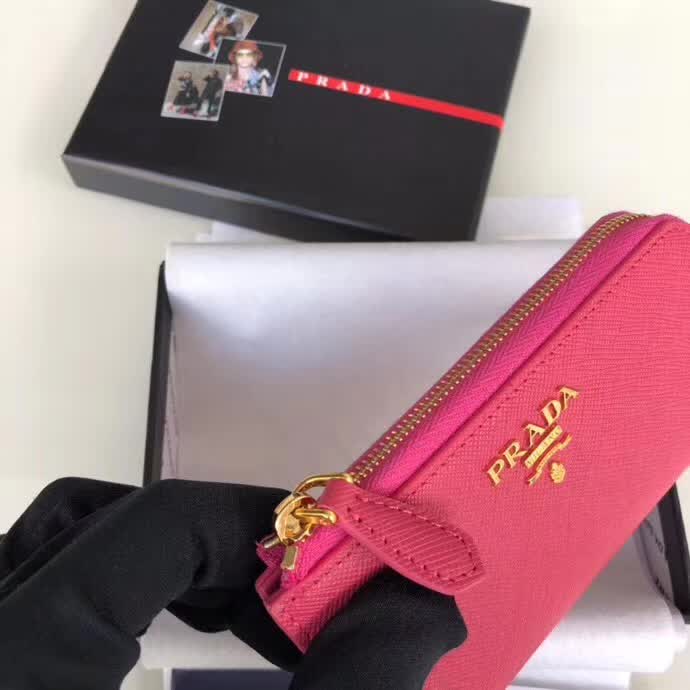 【原版皮】普拉达/Prada 钥匙包，车钥匙包，选用十字纹小牛皮裁制而成，点缀金色散字唛，简单实用，男女通用款，款号：1PP026