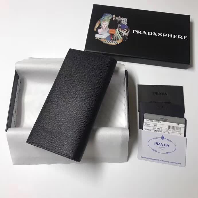 【原版皮】普拉达/Prada 西装钱夹，选用十字纹小牛皮裁制而成，边角点缀三角散字徽标，经典之作，简单时尚，款号：2MV836