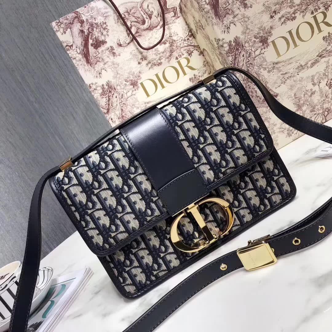 【原版皮】迪奥/Dior 30 MONTAIGNE手袋，选用Oblique提花帆布搭配同色系牛皮皮革裁制而成，饰以标志性“CD”字母锁扣，背面点缀30 Montaigne立体压印装饰，款号：M9203