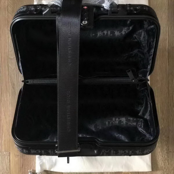 迪奥Dior X 日默瓦/RiMoWa 独家定制款化妆箱，汇集艺术,时尚与设计，领先时装周发售，体现精湛的手工匠艺和专业技术