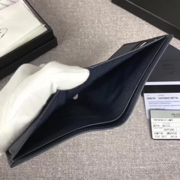 【原版皮】普拉达/Prada 短款钱夹，选用十字纹小牛皮裁制而成，边角点缀散字唛徽标，经典之作，简单时尚，款号：2M0738