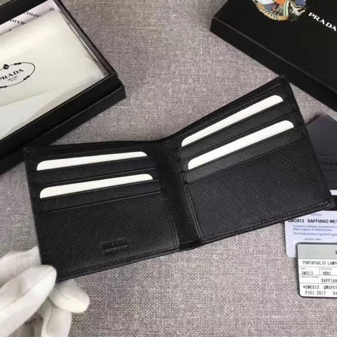 【原版皮】普拉达/Prada 短款钱夹，选用十字纹小牛皮裁制而成，边角热压印字母标识，精湛走线均匀整齐，做工精湛，款号：2M0513