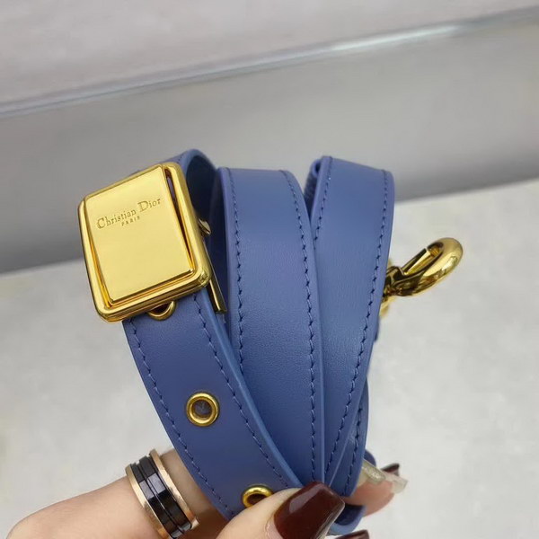 【原版皮】迪奥/Dior bobby 手袋，复古CD logo，硬挺的包身，五金做旧增加了复古感，不易磨损，采用光面牛皮革精心制作，饰以复古金色五金配件提升格调，柔软而富有质感，点缀有军装风格搭扣，款号：M9319