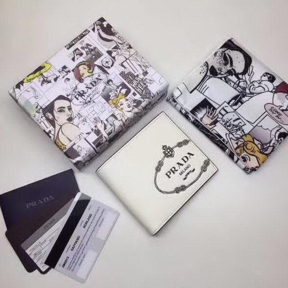 【原版皮】普拉达/Prada 短款钱夹，选用十字纹牛皮裁制而成，饰以黑色经典丝印徽标，风格优雅简约，款号：2M0513