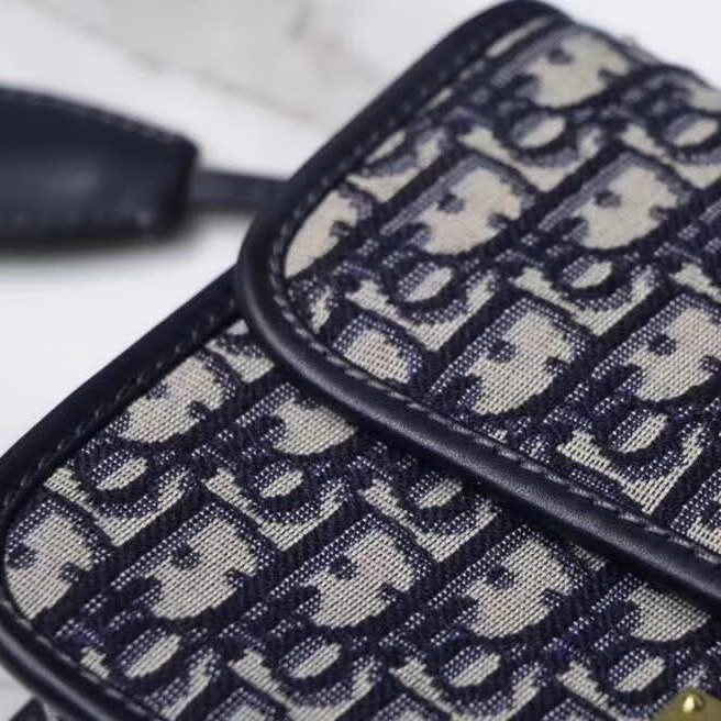 【原版皮】迪奥/Dior 肩背包，选用Oblique提花帆布搭配同色系牛皮皮革裁制而成，饰以品牌字母徽标锁扣