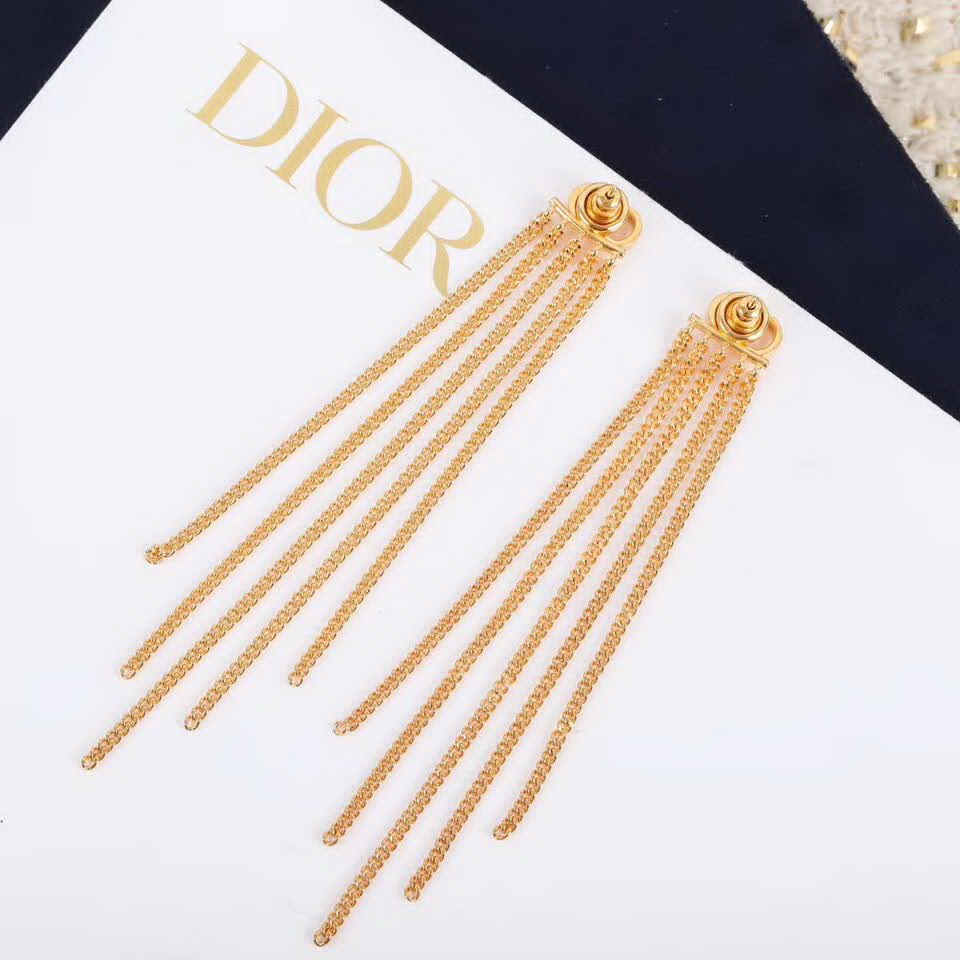20秋季最新专柜款-Dior新款CD流苏耳环，一定要买，不仅实物好看到爆，上耳佩戴效果更是绝佳，而且，一对三用的超强功能性，完全找不到任何say NO的理由