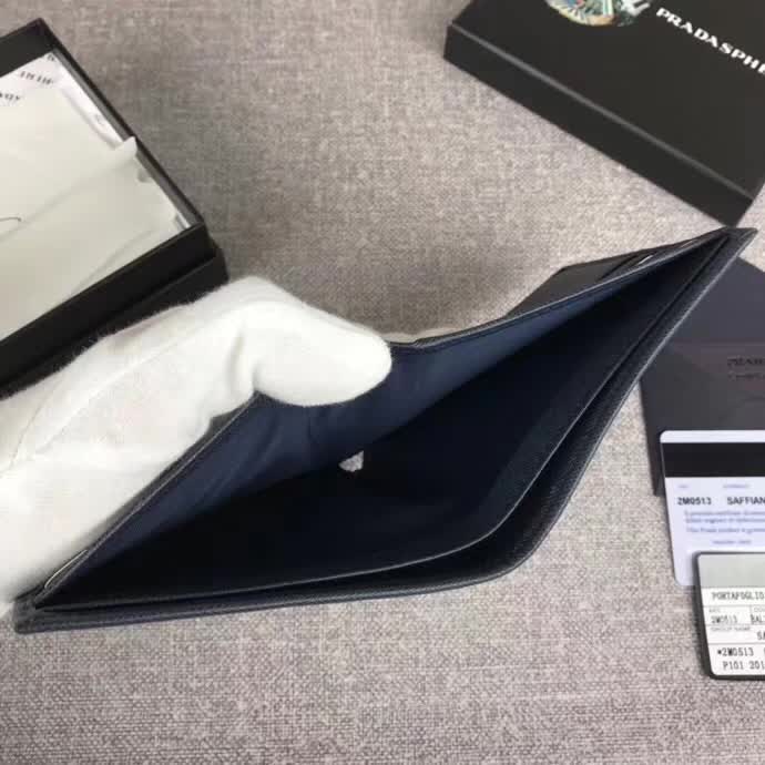 【原版皮】普拉达/Prada 短款钱夹，选用十字纹小牛皮裁制而成，边角点缀散字唛标识，经典之作，简单时尚，款号：2M0513