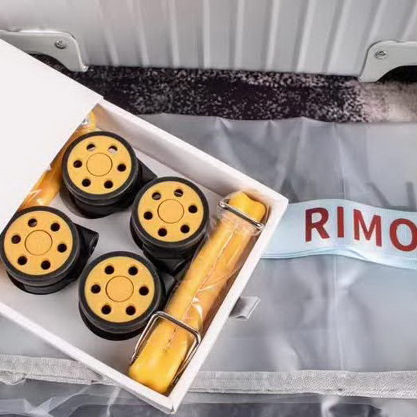 日默瓦/Rimowa 旅行箱，全​铝​镁‎合金，经典款​的新版‎本，彩色皮质把手，购买就送透明套，4个轮子，2个手把，绑带，想怎么换就怎么换，永远是街头机场最靓的你