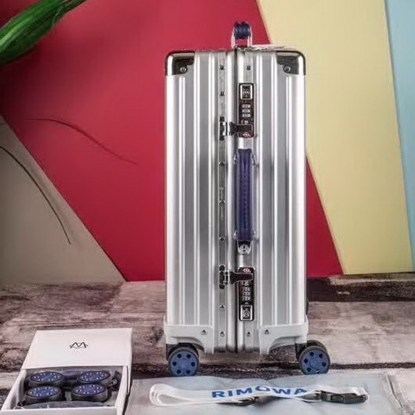 日默瓦/Rimowa 旅行箱，全​铝​镁‎合金，经典款​的新版‎本，彩色皮质把手，购买就送透明套，4个轮子，2个手把，绑带，想怎么换就怎么换，永远是街头机场最靓的你