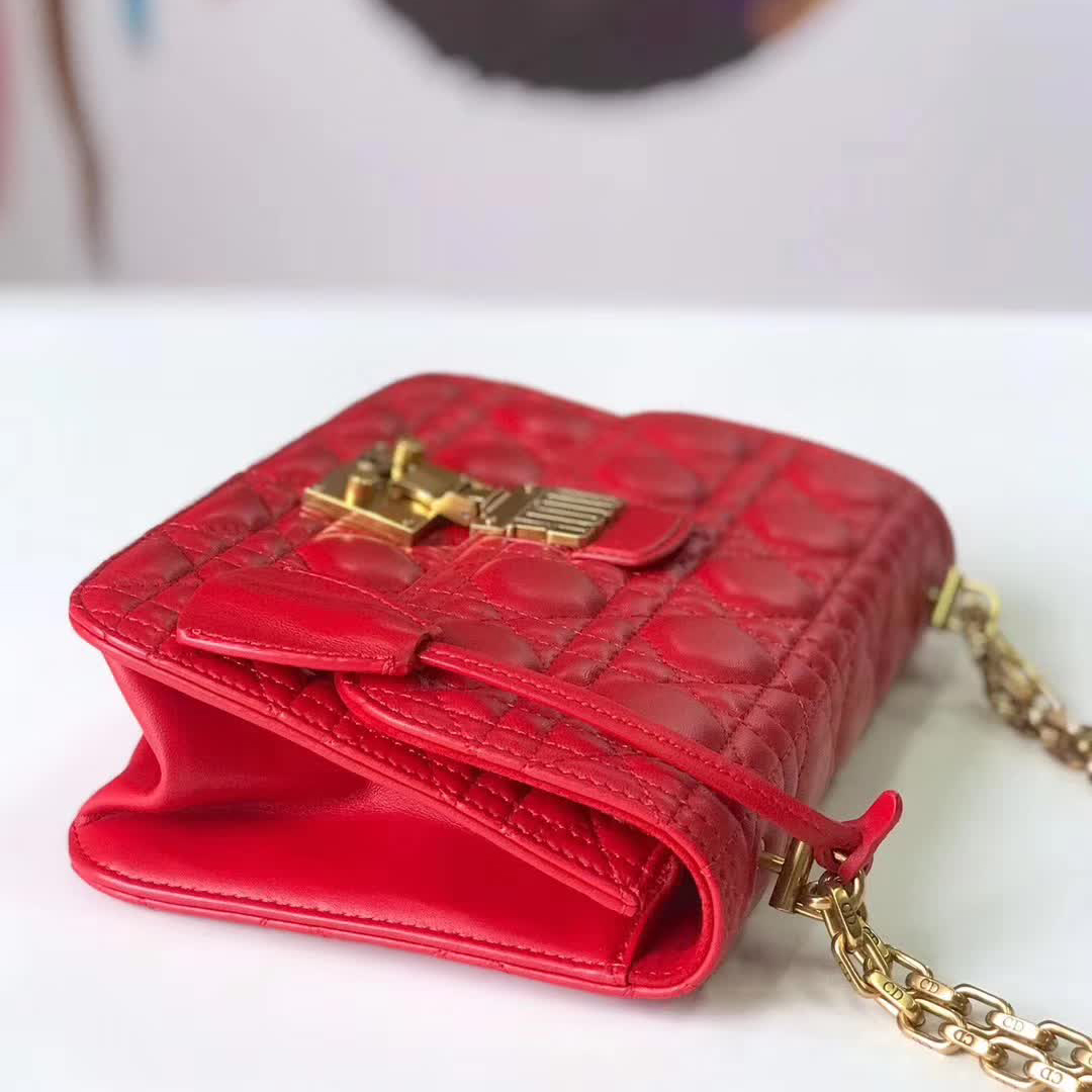 【原版皮】迪奥/Dior 链条包，选用小羊皮绗缝藤格纹，饰以精致又摩登复古品牌标识锁扣，很有年代感，搭配链条肩带，真是perfect